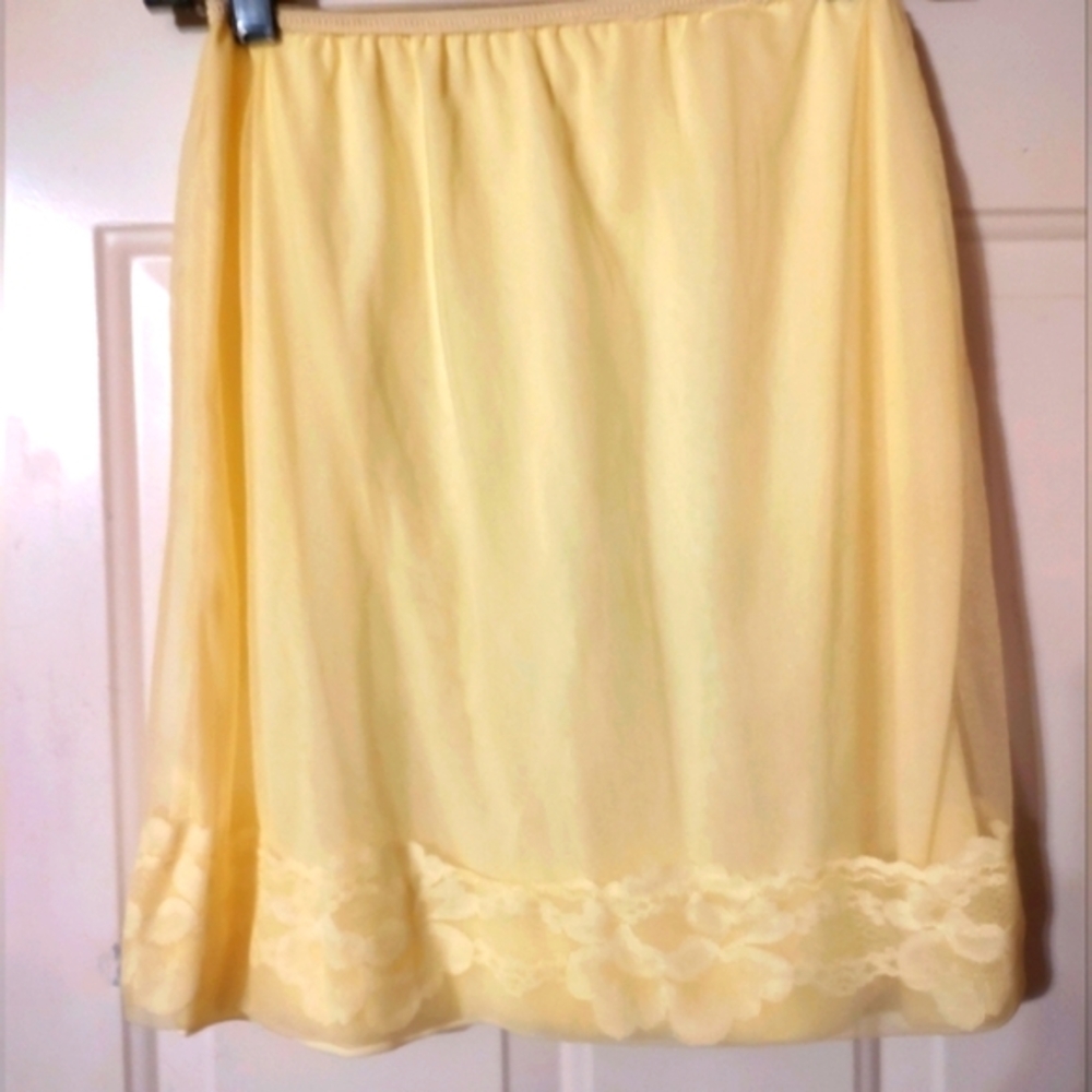 🐤💛🐤Lovely Vintage 50's/60's Daffodil Yellow Floral Embroidered Nylon Slip S/M